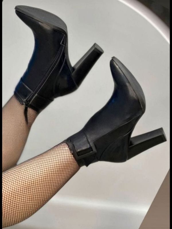 نیم بوت بغل سگک پاشنه8سانت