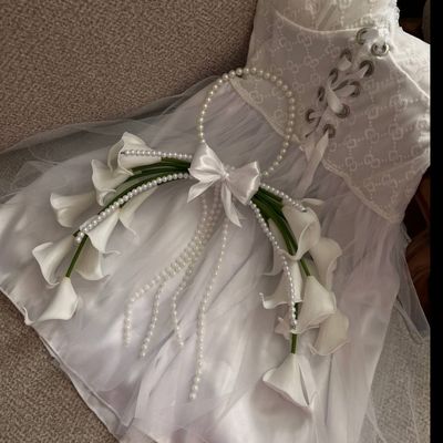 دسته گل عروس شیپوری ترند 20 شاخه پر مروارید