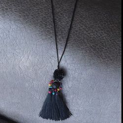 گردنبند بلند رولباسی طرح گل رز مشکی کد N104