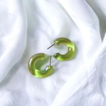 گوشواره میخی رزینی نیم حلقه سبز کد M102