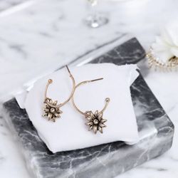 گوشواره میخی نیم حلقه نقره سیاه قلم با آویز گل کد C156