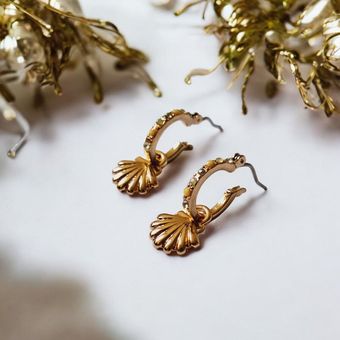 گوشواره حلقه ای طلایی نگین رنگی با آویز صدف کد C132