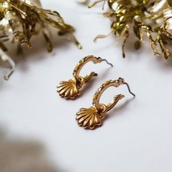 گوشواره حلقه ای طلایی نگین رنگی با آویز صدف کد C132