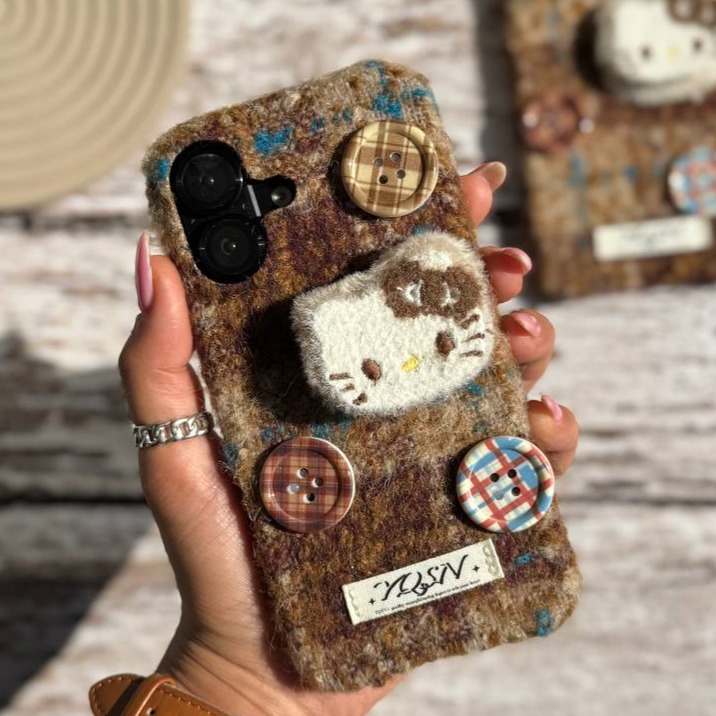 قاب فانتزی آیفون 16 طرح کیتی پشمی  | قاب عروسکی Hello Kitty