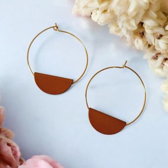 گوشواره حلقه بزرگ با آویز آجری رنگ نیم‌دایره | مدل بوهمی و مینیمال کد C84