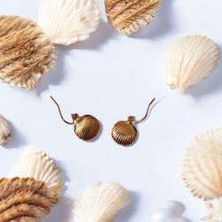 گوشواره آویز طرح صدف کوچک | رنگ طلایی ضد حساسیت | استایل ساحلی کد C88