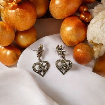 گوشواره میخی آویز قلبی با طرح گل آلپاین (Edelweiss) | رنگ نقره سیاه قلم | سبک ترختن کد C161