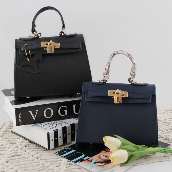 کیف مجلسی زنانه پرادا آویز قفل دار شیک و خاص