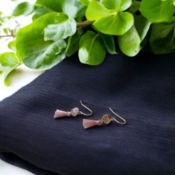 گوشواره آویز منگولهای صورتی روشن کد C90