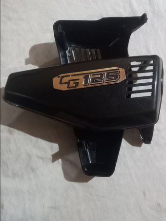 قاب‌بغل‌‌مشکی،قرمز