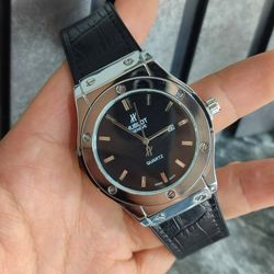 ساعت مچی عقربه ای مردانه هابلوت با بند چرم و قفل کلیپسی مدل H7890