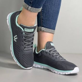 کتونی دخترانه و پسرانه خاکستری داخل سبزابی