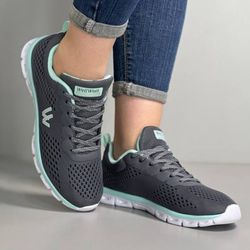 کتونی دخترانه و پسرانه خاکستری داخل سبزابی