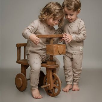 ست راحتی نوزادی | طرح بلوط| پنبه سوزنی – نرم، تنفس‌پذیر و مناسب 6 تا 30 ماه | فوق‌العاده جذاب