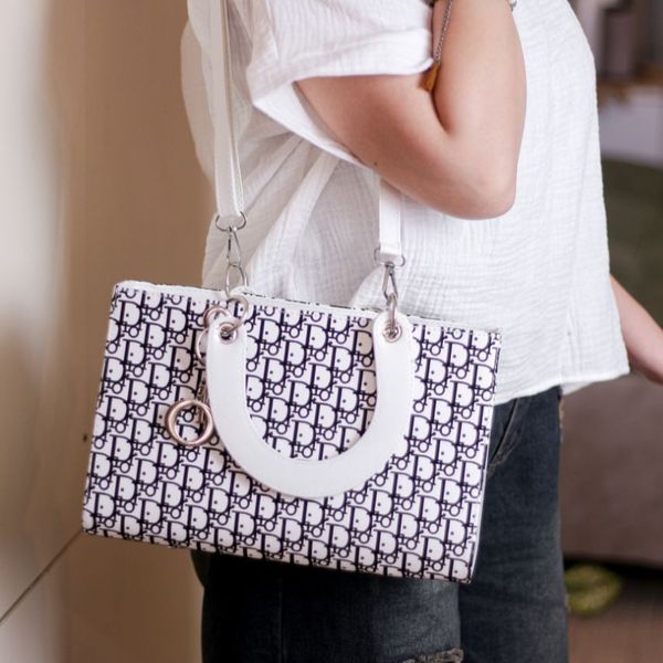 کیف دوشی دخترانه مجلسی طرح دیور سایز بزرگ | کیف زنانه شیک کد 1444