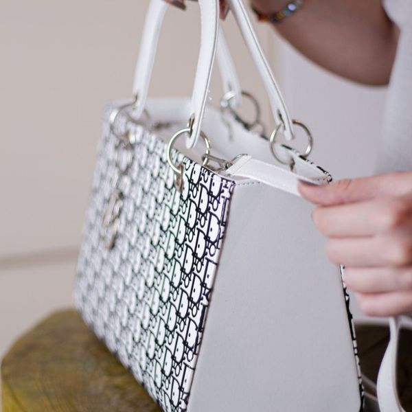 کیف دوشی دخترانه مجلسی طرح دیور سایز بزرگ | کیف زنانه شیک کد 1444