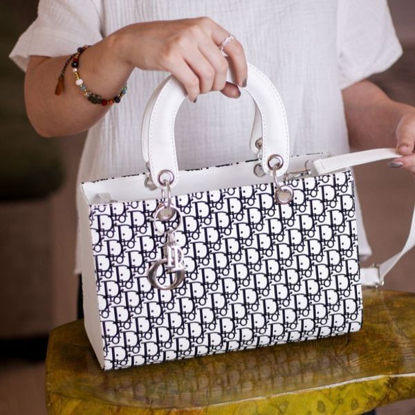 کیف دوشی دخترانه مجلسی طرح دیور سایز بزرگ | کیف زنانه شیک کد 1444