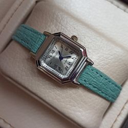 ساعت مچی زنانه برند اولیجیا بند آبی عدد رومی