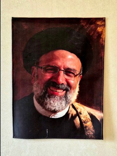 بیرق چهره آیت‌الله رئیسی