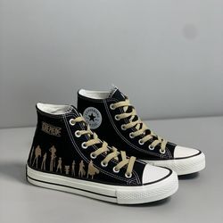 کفش کتونی آلستار مشکی ساقدار بغل طرح