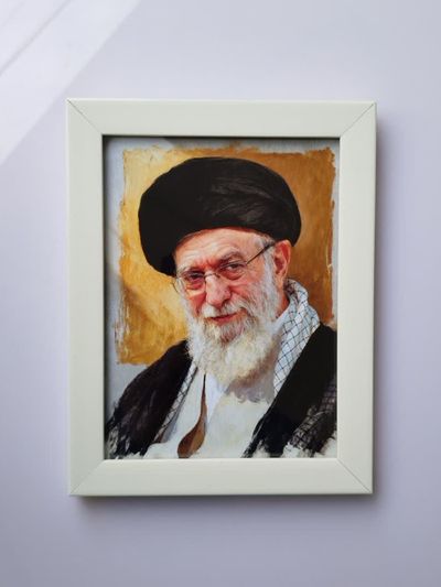 قاب عکس رهبر شهید