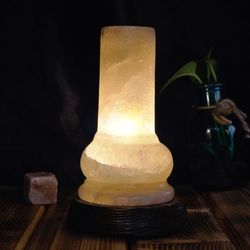 آباژور سنگ نمک مدل فانوس با پایه چوبی