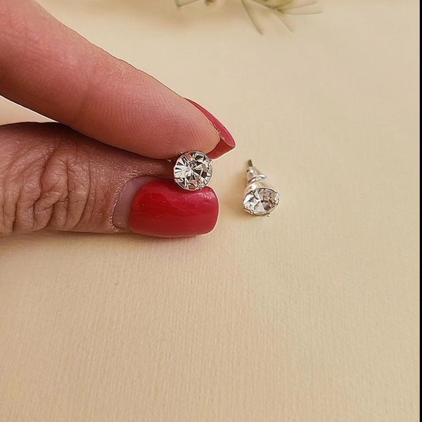 گوشواره میخی