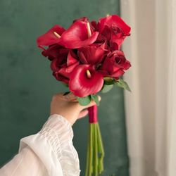 دسته گل رز و شیپوری قرمز