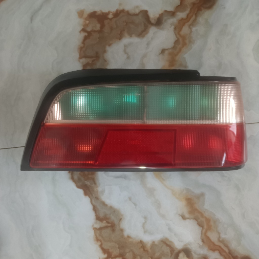 چراغ خطر عقب پژو پارس سمت راست (طلق شفاف در حد نو)