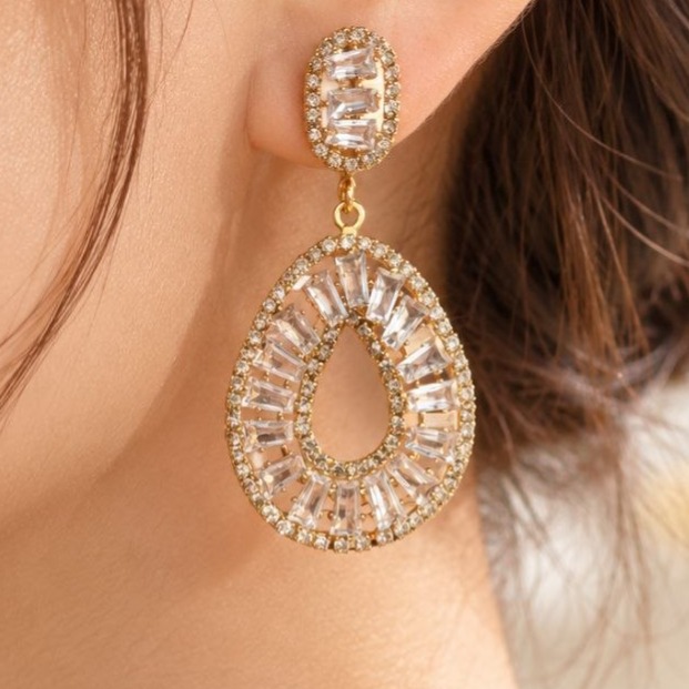 گوشواره جواهری با طراحی اشکی