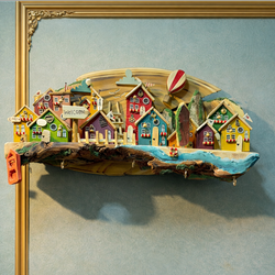 جا کلیدی دیواری دکوری دست‌ساز طرح دهکده چوبی