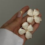 گوشواره گل مینا کاری سفید