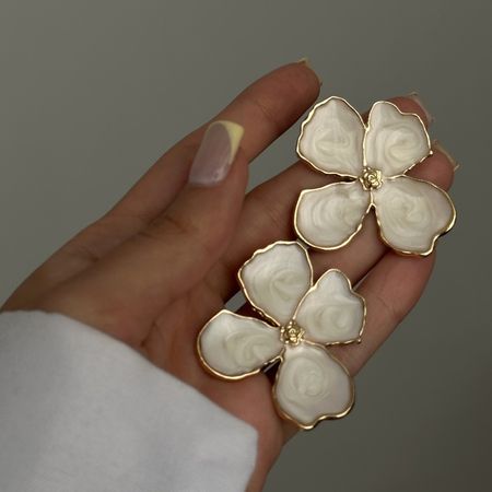 گوشواره گل مینا کاری سفید