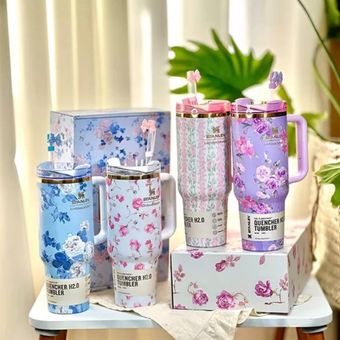 تراول ماگ استنلی مدل LoveShackFancy Holiday Quencher Limited edition گنجایش 1.18 لیتر