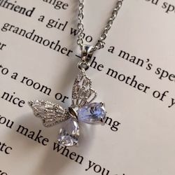 گردنبند پروانه ای نگین دار