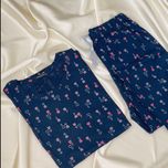 ست تیشرت و شلوار زنانه برند Attractive طرح گل لاله (نخ پنبه - رنگ سرمه‌ای)