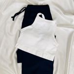 ست پیشنهادی شین‌دخت: نیم‌تنه سفید و شلوار مشکی کبریتی (کلاسیک و فری‌سایز)