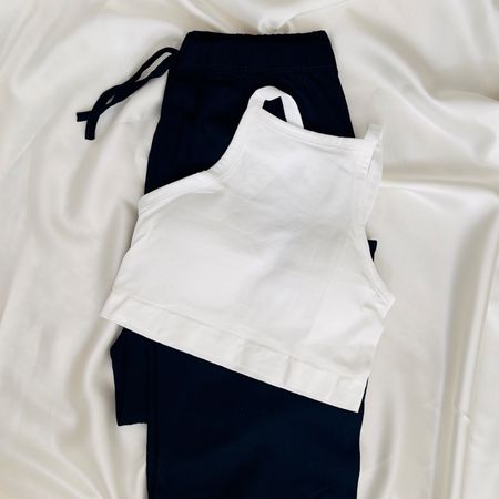 ست پیشنهادی شین‌دخت: نیم‌تنه سفید و شلوار مشکی کبریتی (کلاسیک و فری‌سایز)