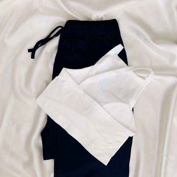 ست پیشنهادی شین‌دخت: نیم‌تنه سفید و شلوار مشکی کبریتی (کلاسیک و فری‌سایز)