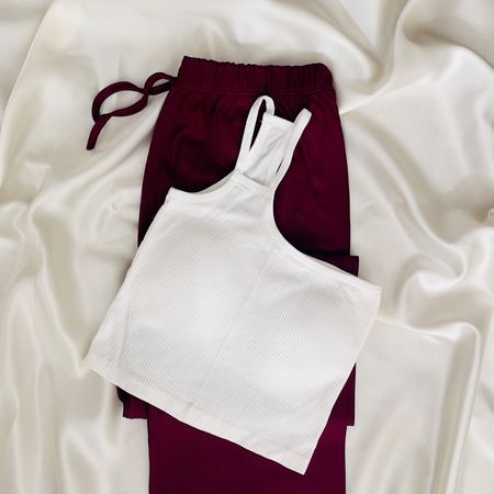 ست پیشنهادی شین‌دخت: نیم‌تنه کبریتی سفید و شلوار زرشکی (فری‌سایز با کشسانی بالا)