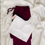 ست پیشنهادی شین‌دخت: نیم‌تنه کبریتی سفید و شلوار زرشکی (فری‌سایز با کشسانی بالا)