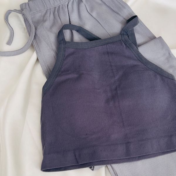 ست پیشنهادی شین‌دخت: نیم‌تنه خاکستری و شلوار طوسی کبریتی (راحت و منعطف)