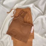 ست پیشنهادی شین‌دخت: ست نیم‌تنه و شلوار کبریتی شتری (فری‌سایز و کشسان)