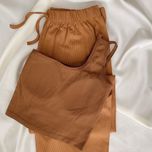 ست پیشنهادی شین‌دخت: ست نیم‌تنه و شلوار کبریتی شتری (فری‌سایز و کشسان)