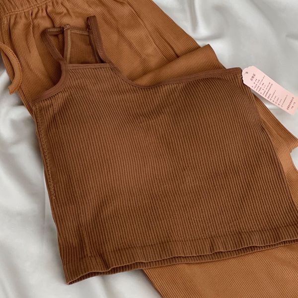 ست پیشنهادی شین‌دخت: ست نیم‌تنه و شلوار کبریتی شتری (فری‌سایز و کشسان)