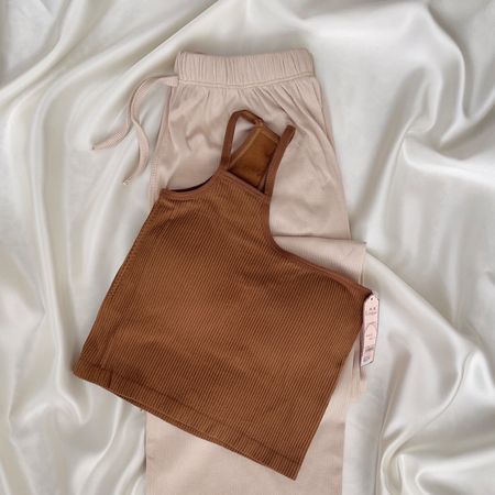 ست پیشنهادی شین‌دخت: نیم‌تنه کبریتی شتری و شلوار راحت کرم (فری‌سایز)