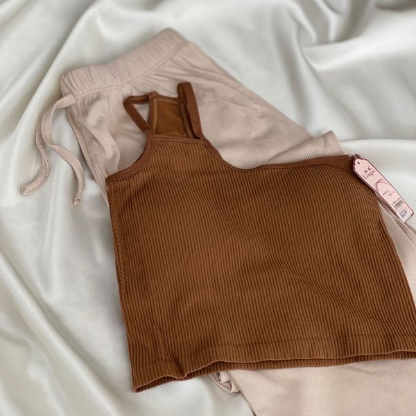 ست پیشنهادی شین‌دخت: نیم‌تنه کبریتی شتری و شلوار راحت کرم (فری‌سایز)