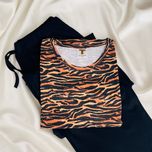 تیشرت طرح ببری و شلوار راحتی مشکی فول کش