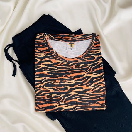 تیشرت طرح ببری و شلوار راحتی مشکی فول کش