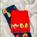 ست تیشرت قرمز طرح آووکادو و شلوار سرمه‌ای پاگانی (سایز پلاس 40 تا 50) | فروشگاه شین دخت